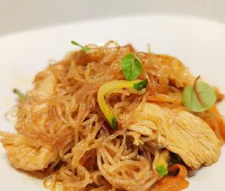 Spaghetti di soia con carne piccante