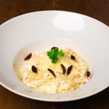 Pene sa piletinom , kikirikijem i suvim grožđem