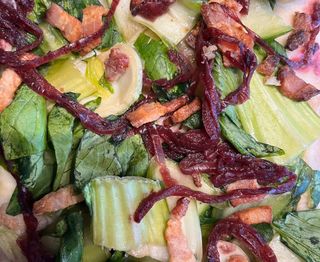 Bacon, pak choi, parmigiano e cipolla caramellata