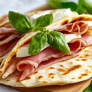 Piadina crudo e mozzarella