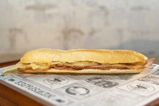 Bocadillo de Lomo Adobado con bacon y queso.