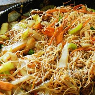 Fideos de arroz frito tres delicias