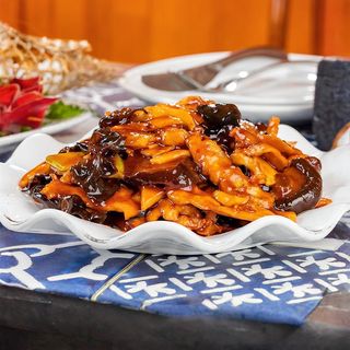 D13 ღორის ხორცი სოკოთი და ბამბუკით სიჩუანურად