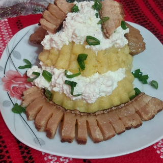 Mamaliguta cu branza, smantana si slanina prajita