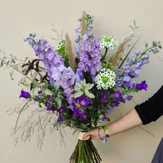 Bukiet okolicznościowy z fioletowa ostróżką