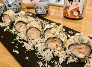 121. Sushi Crispy Salmón (10 piezas)