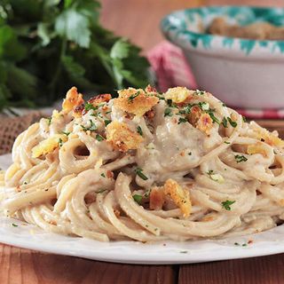 Linguine con crema di alici, pane croccante e provola