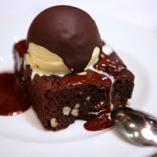 Brownie con helado