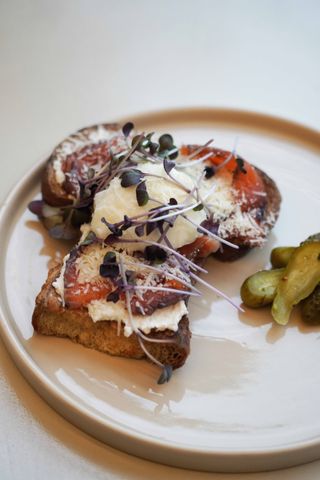 Бріош тост з лососем