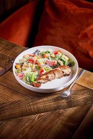 Salată Caesar cu pui