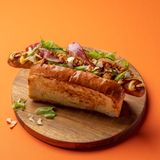 Хот-дог з копченою сосискою і беконом