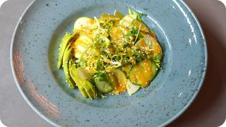 Зеленый салат с авокадо