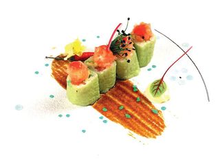 Uramaki mame nori salmon