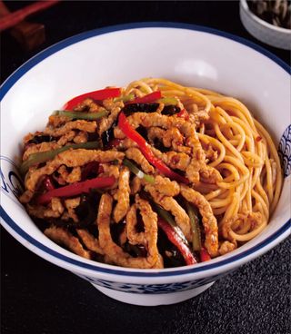 1008 Rezanci sa svinjetinom u kineskom ribljem sosu 560g/鱼香肉丝盖面