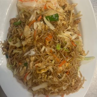 Makaron ryżowy smażony z kurczakiem 