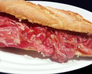 Bocadillo de jamón salado 