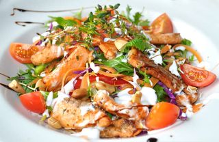 Salata sa grilovanim lososom