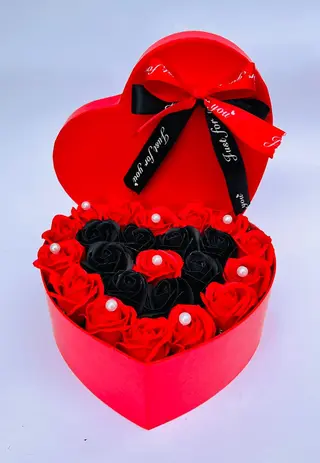 Aranjament flori sapun cutie rosie