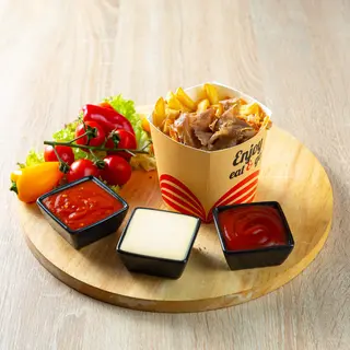 Kebab box z jagnięcina, surówk i frytkami