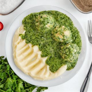 Pileće ćufte u sosu od spanaća sa prilogom