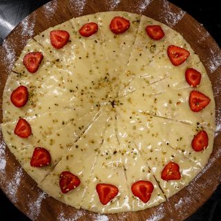 Base di pizza con cioccolato bianco e fragole
