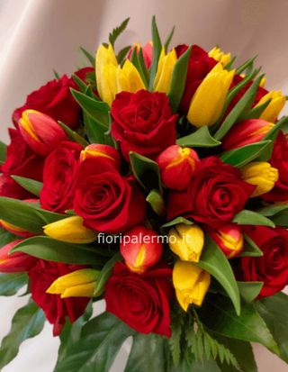 tulipani con rosa rosse