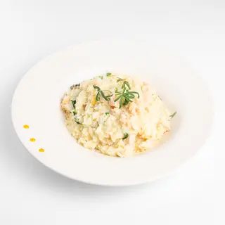 Risotto sa dimljenim lososom, rikolom i feta sirom