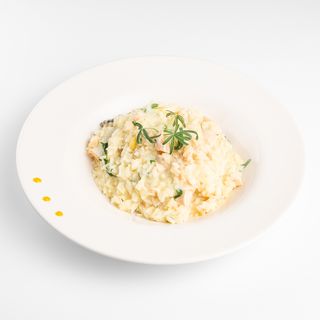 Risotto sa dimljenim lososom, rikolom i feta sirom