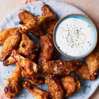 Alitas en 3 tipos de salsas