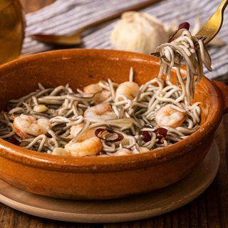 Huevos rotos con Gulas Y Gambas