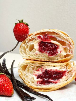 Croissant cu Căpșuni și Vanilie
