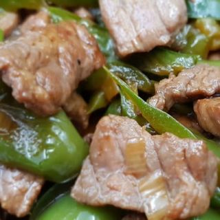 77. Ternera con pimiento verde