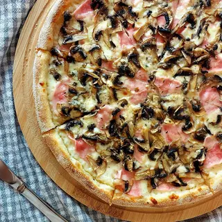 Ham and mushrooms pizza