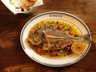 Dorada smażona z pomidorkami koktailowymi w białym winie