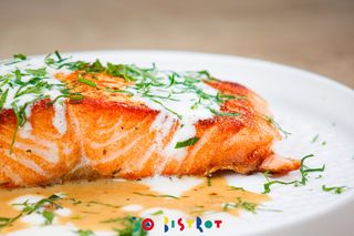 Trancio di salmone marinato agli agrumi in panna acida