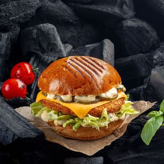 Бургер з курячою котлетою та соусом Дор Блю