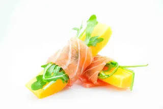 12. Involtini di salmone con mango e rucola