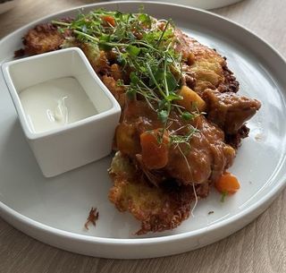 Ogromny placek ziemniaczany z gulaszem wieprzowym