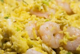 28.Huevo revuerto con gambas