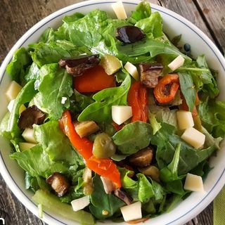 4. Insalata verde, tonno, capperi, radicchio, scamorza affumicata, cipolla crispy, jalapeno, a fette