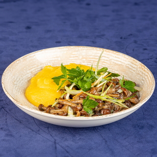 GHEBE CU MĂMĂLIGUŢĂ ȘI MUJDEI