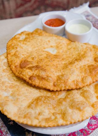 Czebureki Z mięsem (baranina/wołowina lub kurczak), serem i pomidorami