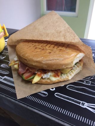 Хамбургер бекон и кашкавал (350г)