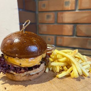 Бургер зі свининою та картоплею фрі