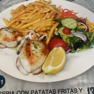 101. Sepia Con Patatas Fritas Y Ensalada