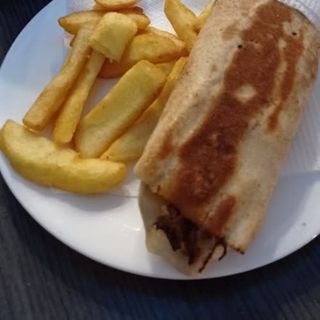 Pan de rollo con carne, patatas y salsa