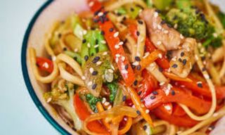 Локшина удон з куркою та овочами