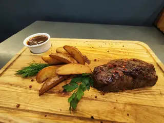 Стейк з телятини з картопляними скибочками та соусом BBQ