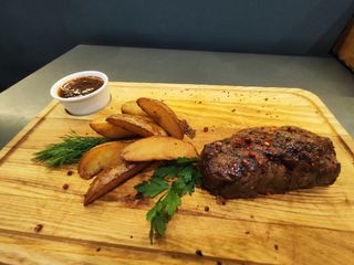 Стейк з телятини з картопляними скибочками та соусом BBQ