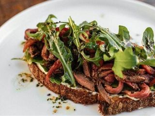 Тост ростбіф з соусом із печеного часнику (250g)